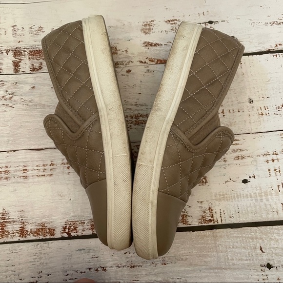 𝅺STEVE Madden Zaander Shoes Size 6 taupe grey slip on sneaker quilted - Picture 7 of 9